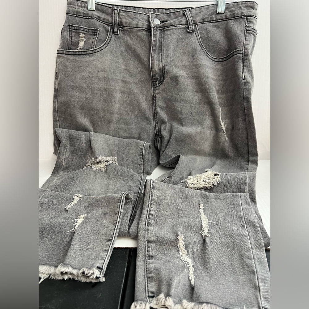 Manfinity Ladies Distressed Gray Jeans